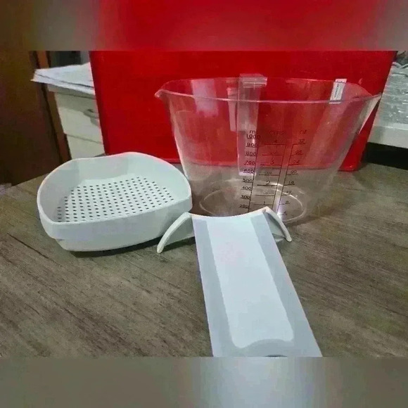 NWOT Pampered Chef Gravy Separator 4 cups/  32 oz/ 1000ml capacity - Picture 2 of 5